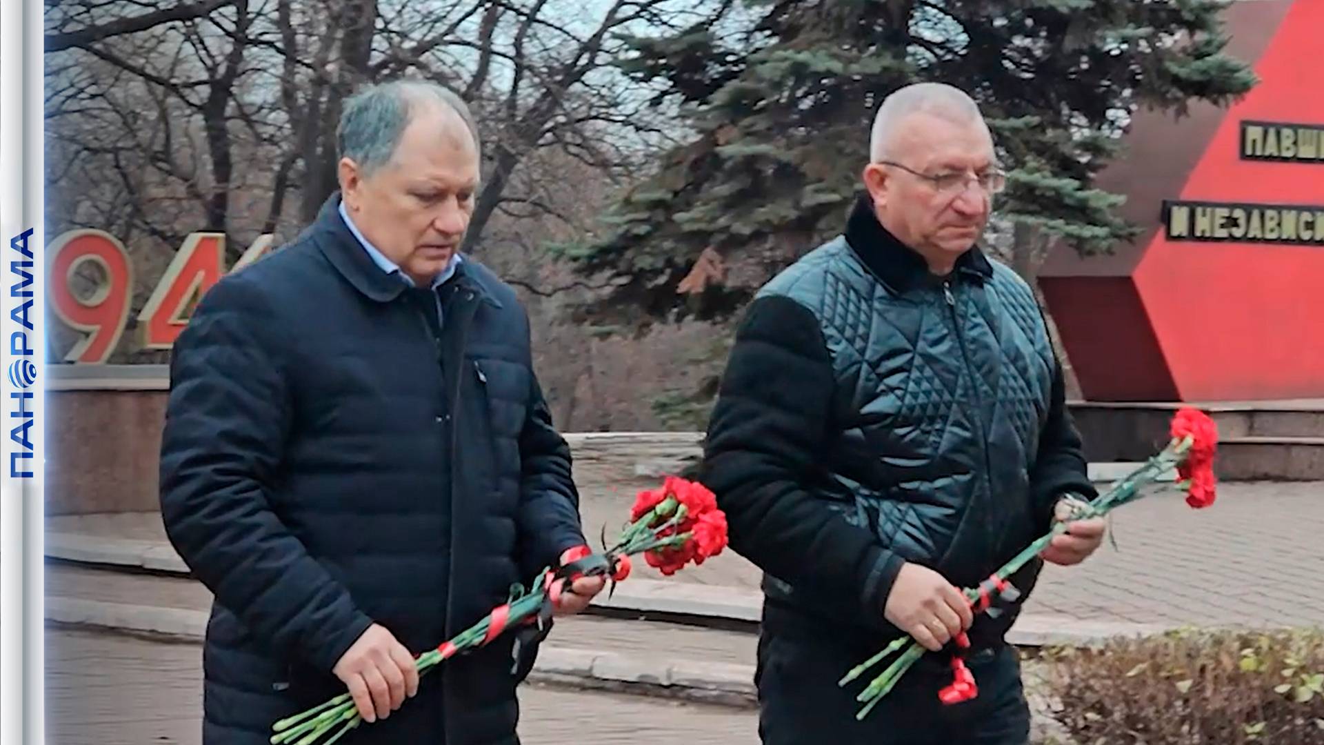 В Енакиево к могиле Неизвестного Солдата жители города возложили цветы