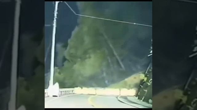 На этой видеозаписи запечатлен огромный оползень, произошедший в префектуре Нара, Япония