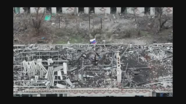 Штурмовики 37 ОГМСБр подняли флаг России над одним из домов в н.п. Совхоз Октябрь (Благодатное)🇷🇺