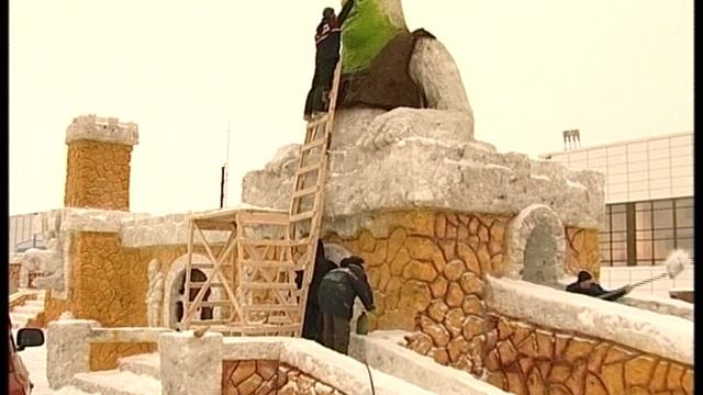 2005.12. Мегион.   Строительство снежного городка возле жемчужины