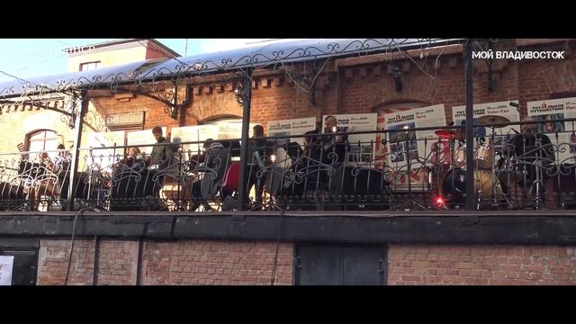 Оркестр Resonance в Старом дворике ГУМа Владивосток 26 октября 2019.