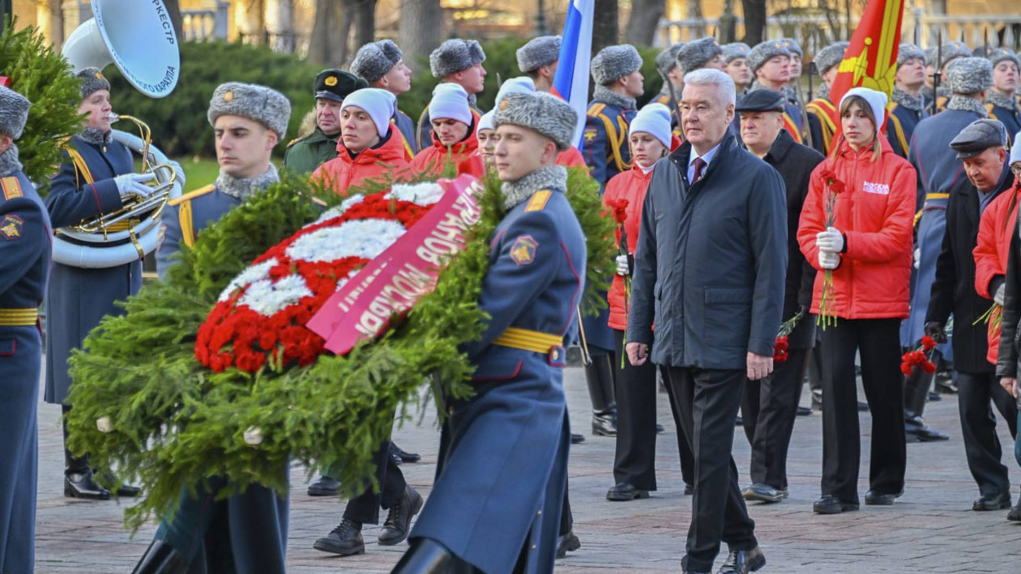 Сергей Собянин возложил цветы к Могиле Неизвестного Солдата в честь годовщины битвы под Москвой