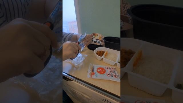 Распаковка само готовящегося обеда