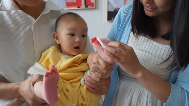 在家为一沭妹妹封女儿红，小琴带着妈妈去商场买衣服 ，一家人满载而归