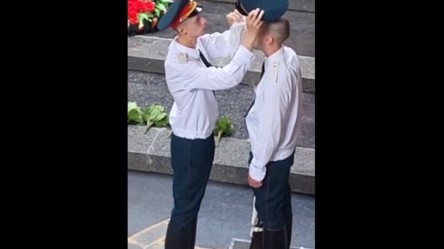Часовой стоит в жару. Почётный караул у Родины Матери
