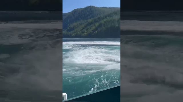 На краю водоворота в Дьявольской дыре, Британская Колумбия