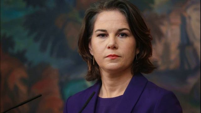 В России объяснили «девичьими фантазиями» желание Бербок отправить войска на Украину