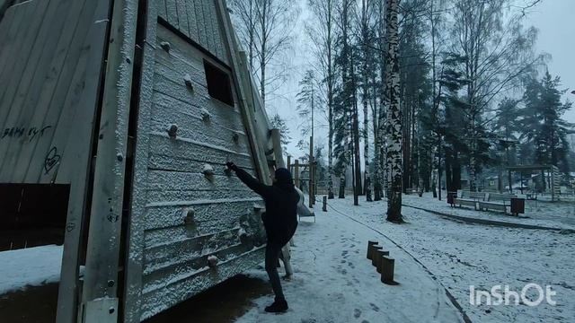 Гриша на детской площадке.mp4