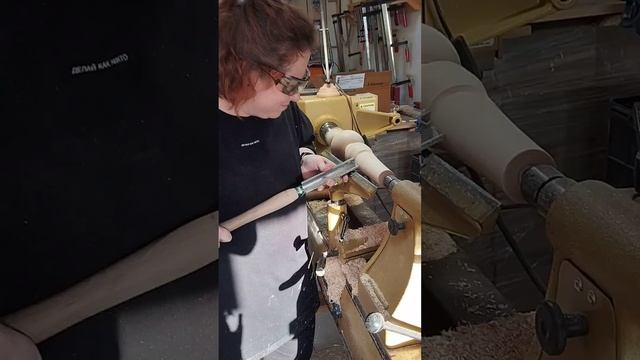 Точили с Валей ногу из ясеня, точили, но так пока и не выточили.