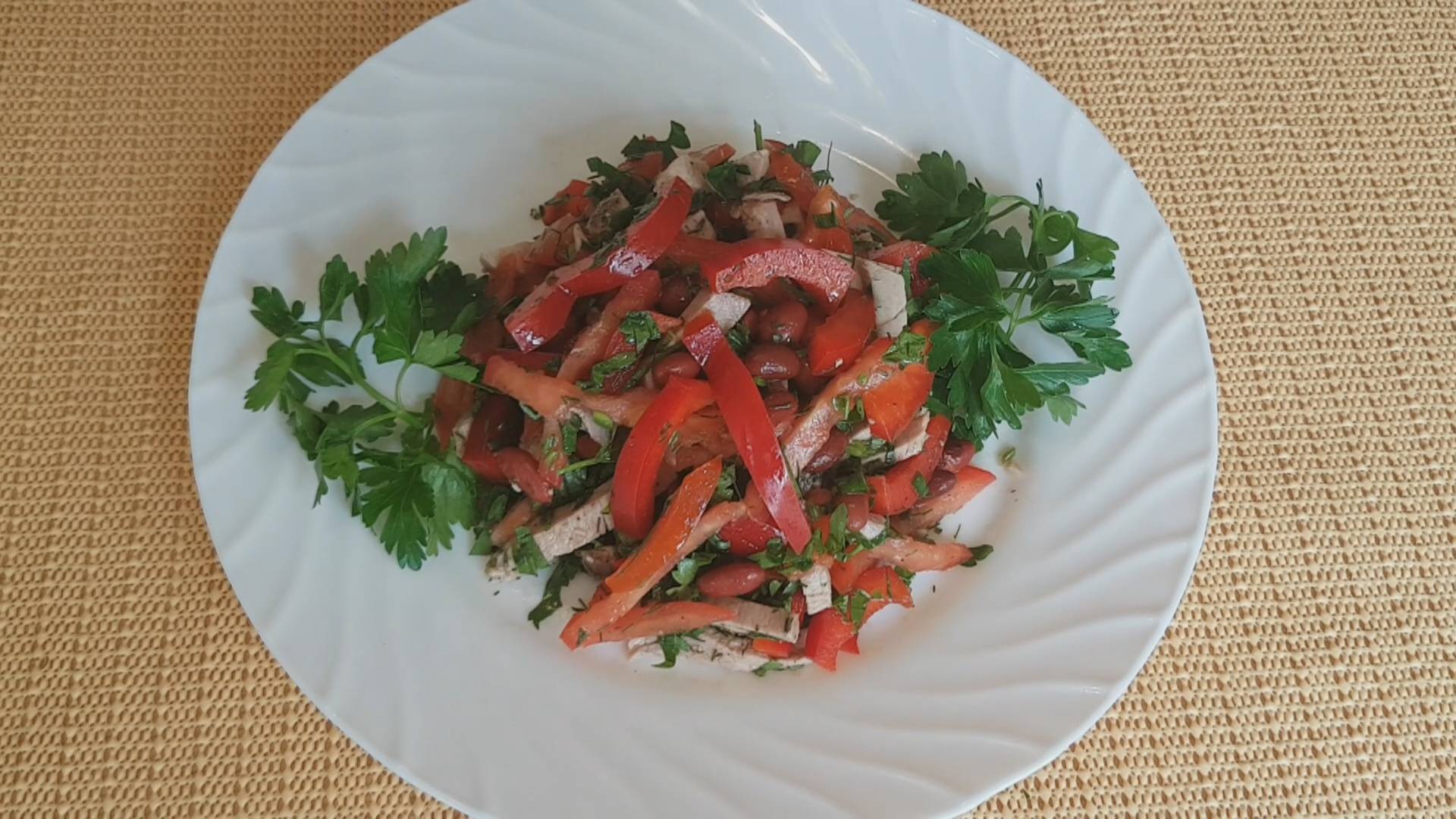 Остренький салат с мясом и фасолью