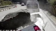 На видео попало, как глыба расплющила автомобиль с людьми в Перу