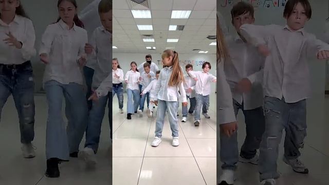 случайный танец, электронная музыка, если вам нравится подписывайтесь на меня, ставьте лайки, ко.mp4