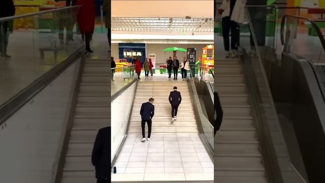 случайный танец, электронная музыка, если вам нравится подписывайтесь на меня, ставьте лайки, ко.mp4