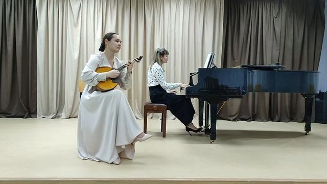 Хисамутдинова Рената 17 лет,
Русская народная песня в обр. В.Авророва "Я на камушке сижу"