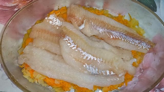 Филе минтая с овощами в духовке на ужин
