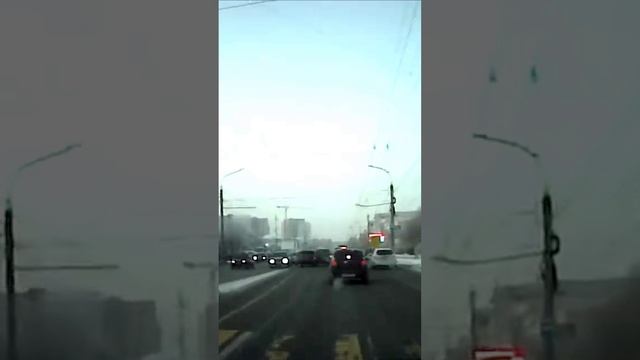 Момент аварии в Омске на улице 70 лет Октября