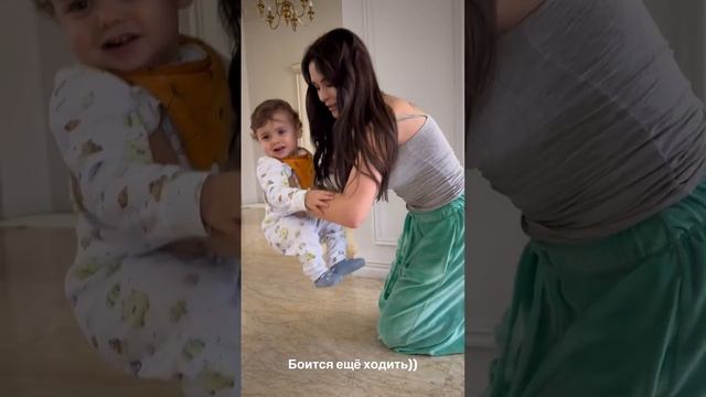 Боится😊