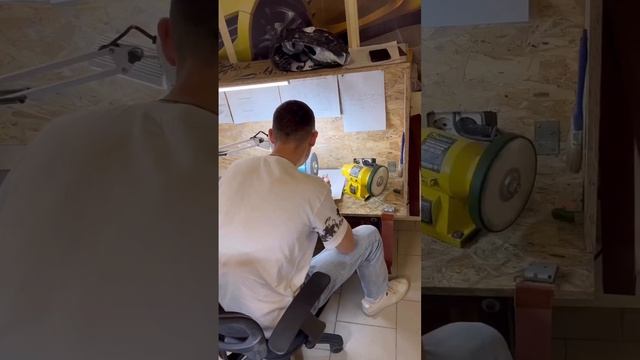 Ученик Александр показывает свой результат заточки маникюрных ножничек. #заточка #заточкаинструмента