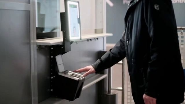 Демонстрация, как иностранцы сдают биометрию в аэропорту Жуковского ,Москва.