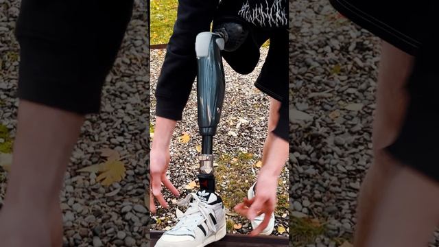 02.12 Завязывает шнурки