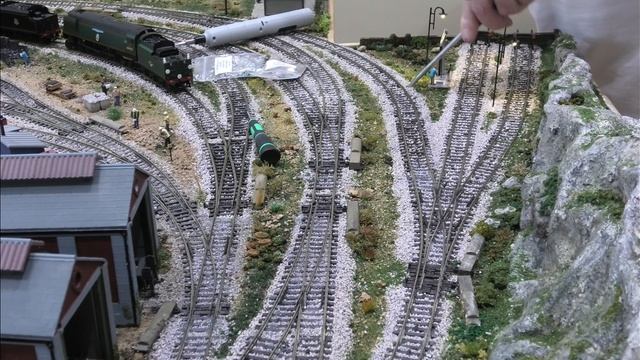 Hornby P2 R3440 derails on uneven track and how to fix it.