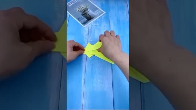 Делаем крутой летающий самолётик из бумаги. Подпишись !