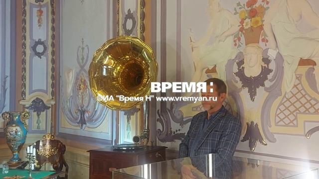 Патефон 1910 года выпуска играет композицию «Айша», записанную оркестром «Пате»