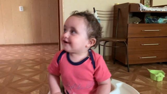 Гуляем с папой на набережной/ С мамой делаем первые шажочки уверенно 😳😍