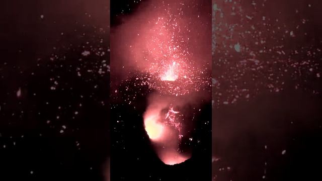 Активное извержение вулкана Стромболи в Италии
