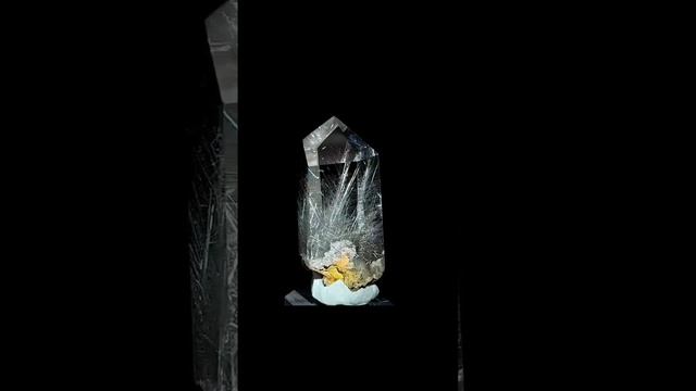 Кварц с сребристыми иглами рутила