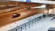 На видео попало, как авто красноярского курсанта автошколы разорвало от удара о столб