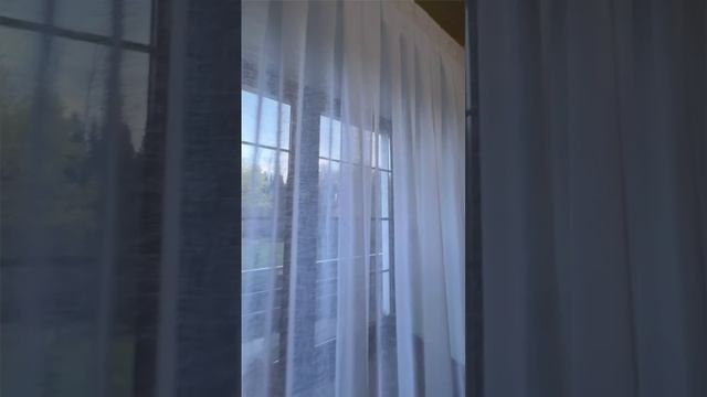 Тюль на эркерное окно гостиной