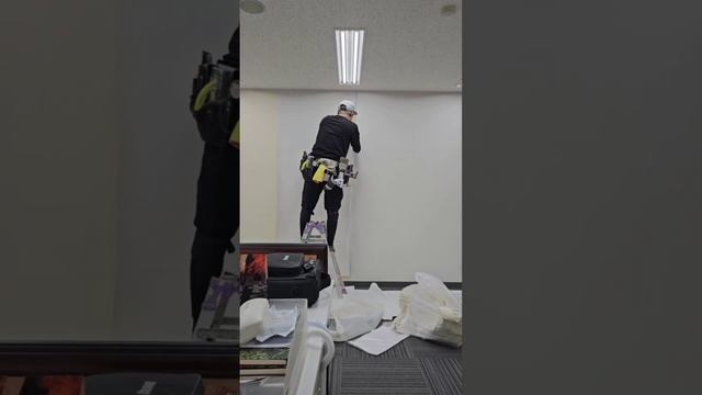 А вы самостоятельно клеите обои ????