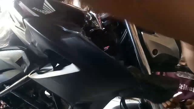 PASANG STIKER MOTOR HONDA CB 150R FULL BODY ITEM DOFF.