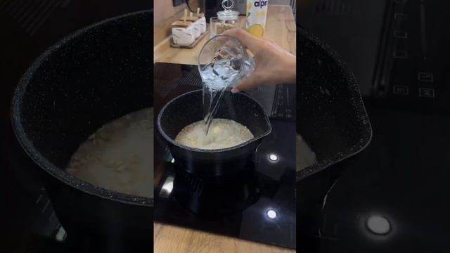 Здесь ничего удивительного думаю абсолютно все умеют варить овсяную кашу но решила показать как я🙈
