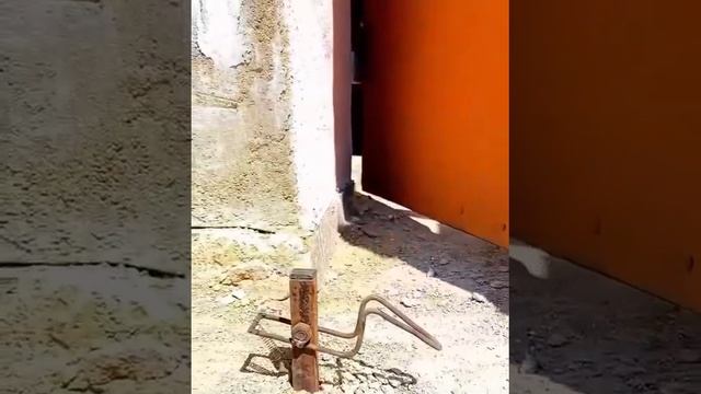 Простой, но эффективный самодельный фиксатор для уличных дверей/ворот в южных широтах