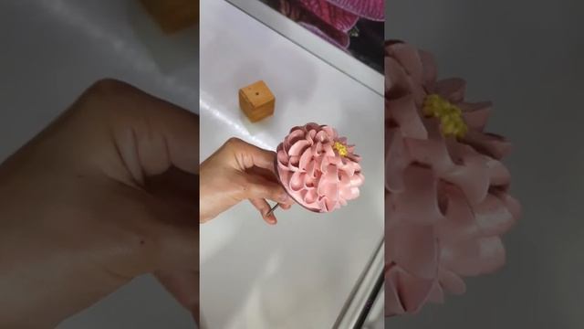 Создаем цветок из белково-заварного крема