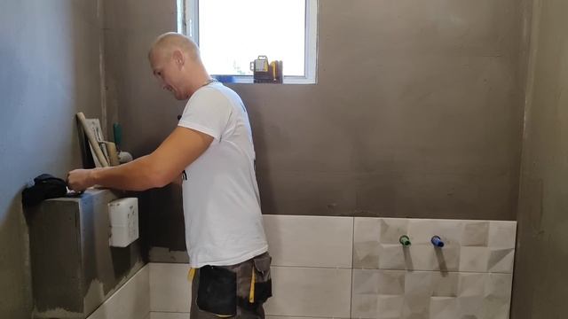 Професионално лепене на плочки на гребен и пробиване на отвори за душ в баня