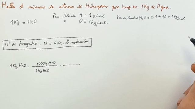 NÚMERO DE AVOGADRO, COMO CALCULAR EL NUMERO DE ÁTOMOS DE HIDROGENO QUE HAHI EN 1 KG DE AGUA.