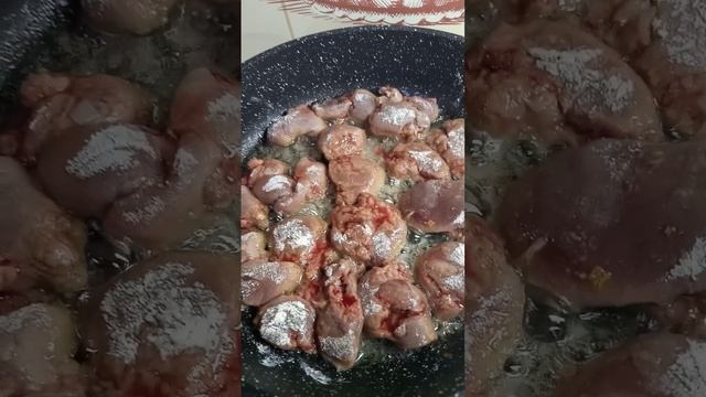 lv_0_20241206210902.mp4
Куриная печень жареная в муке с луком