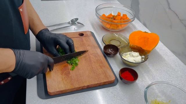 Ich koche Kürbis in Sauerrahm-Knoblauch-Sauce für meine Familie