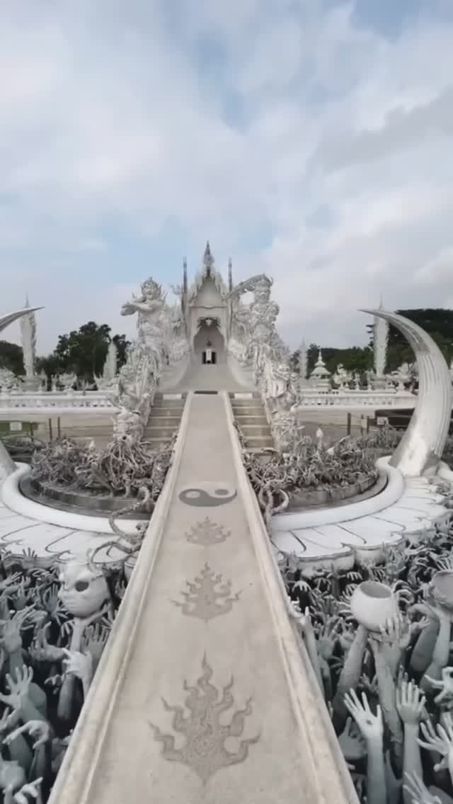 Белый буддистский храм Ват Ронг Кхун (Wat Rong Khun) недалеко от города Чианграй в Таиланде