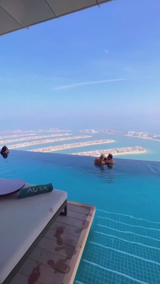 Инфинити-бассейн Aura Skypool Lounge на 50-м этаже небоскрёба The Palm Tower в Дубае