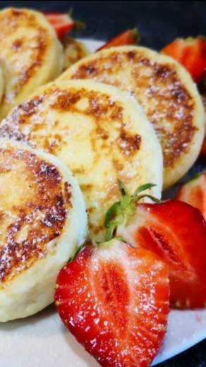 ОБЖОРНЫЙ МУКБАНГ СЫРНИКИ С КЛУБНИКОЙ,МЕДОМ И КУРАГОЙ