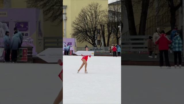 Москва.На катке ВДНХ заметили оригинальный перформанс от фигуристки.Разглядели, что у неё написано