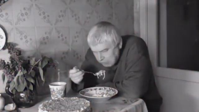Геннадий Горин грустно ест под песню Виктора Цoя
