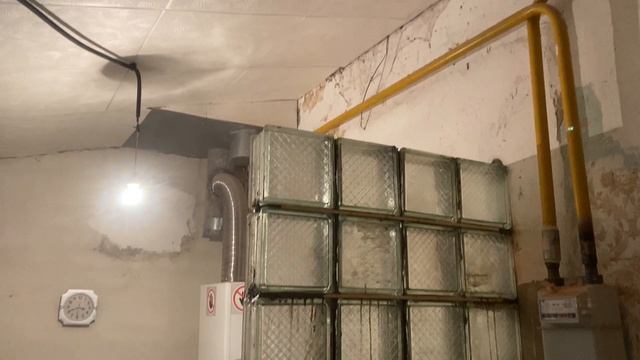 Строю стеклянную стену. Купил по 50 рублей стеклоблоки СССР, делаю перегородку в ванную