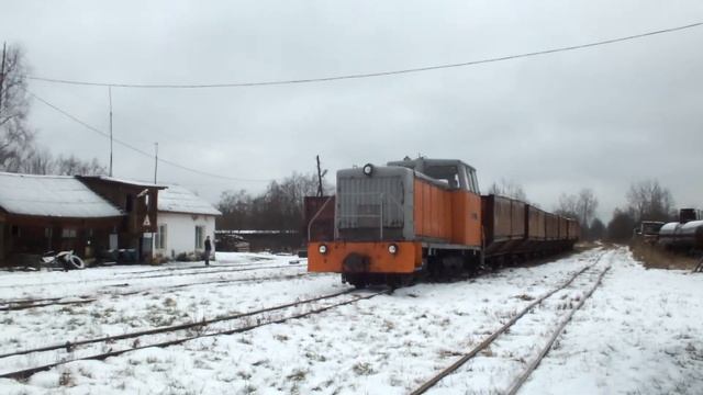 Тепловоз ТУ6А с составом гружёным торфом следует на выгрузку.