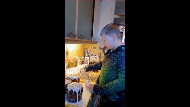 Бабушка с внуком готовятся к пасхе.