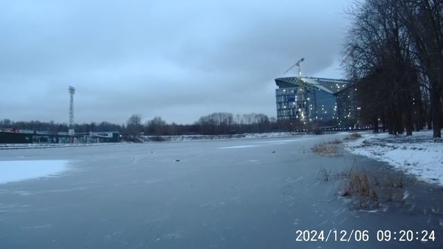 на велосипеде на шипованной резине по пруду дворца пионеров